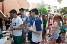 Llegada de alumnado. Examen en el aula Magna de la Facultad de Económicas y Empresariales. Olimpiada Española de Economía, Fase Nacional. Málaga. Junio de 2015