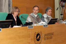 Adelaida de la Calle, Pedro Farias Battle y Juan Antonio García Galindo en la investidura como Doctores "Honoris Causa" de Michelle Mattelart y Armand Mattelart por la Facultad de Ciencias de la Comunicación de la Universidad de Málaga. Rectorado. Abril de 2014