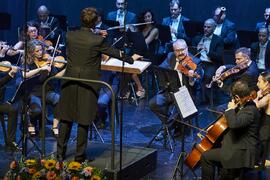 José Luis López Antón dirige a la Orquesta Sinfónica de Málaga. Concierto Conmemorativo del 50 Aniversario de la Universidad de Málaga. Auditorio Edgar Neville, Málaga. Junio de 2022