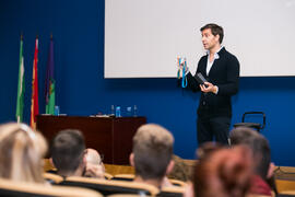 David Meca pronuncia su conferencia "Gestión del talento". Seminario "Emprende 21". Paraninfo. Noviembre de 2017