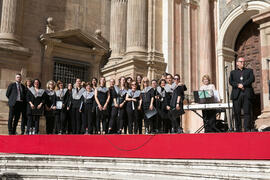 Coro Oficial de la Universidad de Málaga. Acto de la Hermandad de los Estudiantes en la Catedral. Plaza del Obispo, Málaga. Abril de 2019