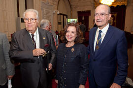 Francisco de la Torre, Mariluz Reguero y Eugenio Chicano tras su entrega de la Medalla de la Ciudad y del título de Hijo Predilecto. Ayuntamiento de Málaga. Octubre de 2014