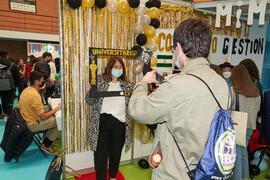 Natacha Rivas en el estand de la Facultad de Comercio y Gestión. Jornada de Puertas Abiertas de la Universidad de Málaga. Complejo Polideportivo Universitario. Marzo de 2022