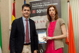 Álvaro Simón de Blas e Isabel María Abad Guerrero antes de la conferencia 'Emprende y crea tu futuro'. Facultad de Ciencias Económicas y Empresariales. Mayo 2015