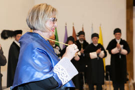 Adelaida de la Calle en su imposición de la Medalla de Oro de la Universidad de Málaga. Paraninfo. Mayo de 2016