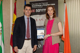 Álvaro Simón de Blas e Isabel María Abad Guerrero antes de la conferencia 'Emprende y crea tu futuro'. Facultad de Ciencias Económicas y Empresariales. Mayo 2015