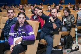 Intervención de un alumno en la conferencia de Josef Ajram "¿Dónde está el límite?". Seminario "Emprende 21". Paraninfo. Noviembre de 2017