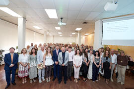 Foto de grupo. Presentación del Retrato de Honor de D. Eugenio José Luque Domínguez. Facultad de Ciencias Económicas y Empresariales. Junio de 2025