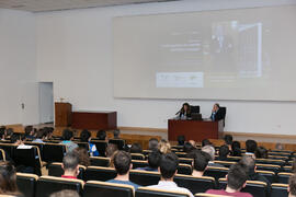 Macarena Parrado presenta la conferencia de José María Gay de Liébana "La economía y las cuentas del fútbol europeo". Paraninfo. Abril de 2016