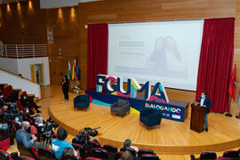 Juan José Hinojosa presenta "Dialogando" con Towanda Rebels. Facultad de Derecho. Octubre de 2020
