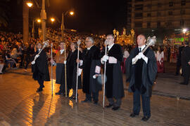 Adelaida de la Calle, José Manuel Roldán y Antonio Ramírez de Arellano junto a otros representantes de la Universidad de Málaga en el desfile procesional de la Hermandad de los Estudiantes. Málaga. Abril de 2014