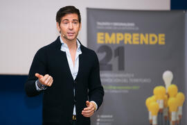 David Meca pronuncia su conferencia "Gestión del talento". Seminario "Emprende 21". Paraninfo. Noviembre de 2017
