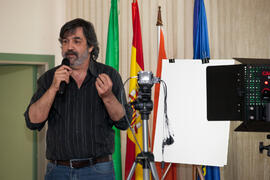 Ángel Idígoras en el espectáculo "Espejismos en su tinta. Magia dibujada". Facultad de Ciencias Económicas y Empresariales. Marzo de 2016
