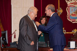 Entrega del título de Hijo Predilecto a Eugenio Chicano. Ayuntamiento de Málaga. Octubre de 2014
