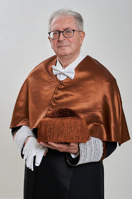 Retrato de Felipe Romera previo a su investidura como Doctor "Honoris Causa" por la por la Escuela Técnica Superior de Ingeniería de Telecomunicación de la Universidad de Málaga. Paraninfo. Marzo de 2022