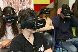 Estudiante con gafas de realidad virtual en el estand de Samsung. Jornadas de Puertas Abiertas de la Universidad de Málaga. Complejo Polideportivo Universitario. Abril de 2018