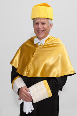 Retrato de Edmund Neugebauer previo a su investidura como Doctor "Honoris Causa" por la Facultad de Medicina de la Universidad de Málaga. Edificio del Rectorado. Noviembre de 2016
