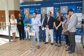 Nicolás Fernández da lectura al manifiesto "Voces contra la homofobia". Rectorado. Mayo 2015
