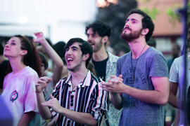 Público asistente al concierto de Joe Crepúsculo. Cursos de Verano de la Universidad de Málaga. Contenedor Cultural UMA. Julio de 2018