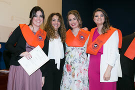 Macarena Parrado con tres alumnas tras la graduación de Másters de la Facultad de Ciencias Económicas y Empresariales de la Universidad de Málaga. Paraninfo. Abril de 2018