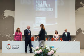 Reconocimiento especial a Carmen de Vivero de Porras por su promoción como profesora permanente laboral en la Facultad de Marketing y Gestión. Campus de Teatinos. Junio de 2025