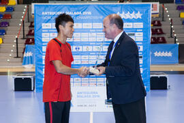 Entrega de trofeo. Ceremonia de clausura del Campeonato del Mundo Universitario de Balonmano. Antequera. Julio de 2016