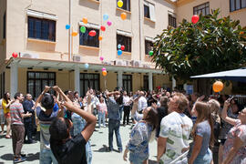Suelta de globos en la fiesta del Día del Español. Centro Internacional de Español de la Universidad de Málaga. Junio de 2016