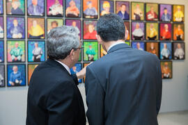 Pedro Duque y José Ángel Narváez frente al mural de los Doctores Honoris Causa por la Universidad de Málaga. Edificio del Rectorado. Junio de 2018