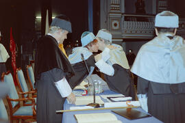 Investidura como Doctor "Honoris Causa" de D. Manuel Alcántara por la Universidad de Málaga. Teatro Cervantes. Noviembre de 2000
