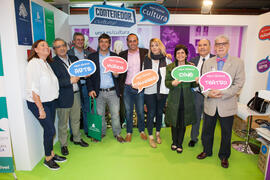 Foto de grupo en el estand del Contenedor Cultural. Jornadas de Puertas Abiertas de la Universidad de Málaga. Complejo Polideportivo Universitario. Abril de 2016