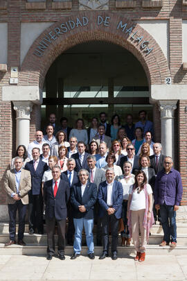 Foto de grupo tras la presentación de los Cursos de Verano 2016. Edificio del Rectorado. Mayo de 2016