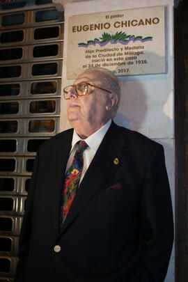 Eugenio Chicano con la placa conmemorativa de su nacimiento. Casa Natal de Eugenio Chicano. Málaga. Octubre de 2017