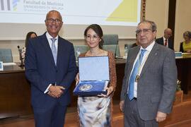 Entrega del premio al mejor expediente académico de Grado a Paloma Gallego Fuentes. Celebración del 50 Aniversario de la Facultad de Medicina de la Universidad de Málaga. Facultad de Medicina. Octubre de 2022