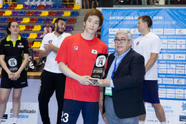 Entrega de trofeo. Ceremonia de clausura del Campeonato del Mundo Universitario de Balonmano. Antequera. Julio de 2016