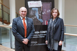 Eugenio Luque y Ana María López. Inauguración de la reunión de la Conferencia de Decanos de Economía y Empresa. Edificio del Rectorado. Noviembre de 2014