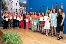 Grupo de alumnas y alumnos. Graduación de Másters de la Facultad de Ciencias Económicas y Empresariales de la Universidad de Málaga. Paraninfo. Junio de 2019