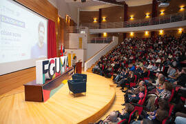 Rosario Gutiérrez Pérez presenta la conferencia "Dialogando", con César Bona. Facultad de Derecho. Enero de 2017