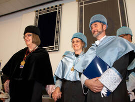 Investidura como Doctora "Honoris Causa" de D.ª Victoria Atencia García. Paraninfo. Diciembre de 2011