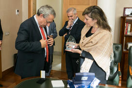 Intercambio de regalos previa a la firma del convenio de la Universidad de Málaga con el gobierno de Paraguay. Edificio del Rectorado. Diciembre de 2017