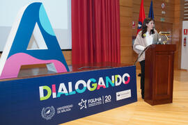 Elsa Marina Álvarez presenta los nuevos cursos on line de la Fundación General de la UMA. Momentos previos a la conferencia "Dialogando", con César Bona. Facultad de Derecho. Enero de 2017