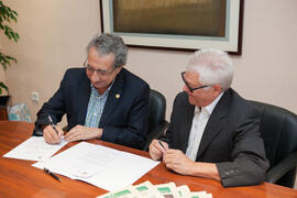 Firma del convenio para la donación del archivo fotográfico y la colección completa del Diario 16. Facultad de Ciencias Económicas y Empresariales. Marzo de 2015