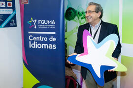 José Ángel Narváez en estand de la Fundación General de la UMA. Jornadas de Puertas Abiertas de la Universidad de Málaga. Complejo Polideportivo Universitario. Abril de 2016