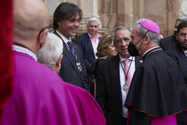 Llegada de Jesús Catalá al acto de la Hermandad de los Estudiantes en la Catedral. Plaza del Obispo, Málaga. Abril de 2022