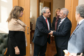 Marcela Bacigalupo, José Ángel Narváez y Roberto Melgarejo. Firma del convenio de la Universidad de Málaga con el gobierno de Paraguay. Edificio del Rectorado. Diciembre de 2017