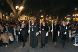 Grupo de rectores y maceros. Estación de Penitencia de la Hermandad de los Estudiantes. Málaga. Abril de 2017