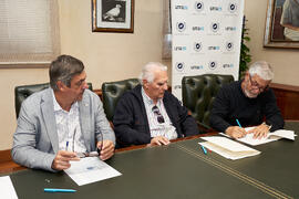 Firma de la donación del archivo fotográfico y de cine de Antonio España a la Universidad de Málaga. Edificio del Rectorado. Abril de 2025