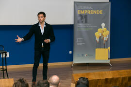 David Meca pronuncia su conferencia "Gestión del talento". Seminario "Emprende 21". Paraninfo. Noviembre de 2017