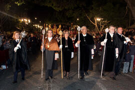 Adelaida de la Calle, José Manuel Roldán y Antonio Ramírez de Arellano junto a otros representantes de la Universidad de Málaga en el desfile procesional de la Hermandad de los Estudiantes. Málaga. Abril de 2014