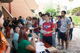 Llegada de alumnado. Examen en el aula Magna de la Facultad de Económicas y Empresariales. Olimpiada Española de Economía, Fase Nacional. Málaga. Junio de 2015
