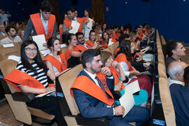 Grupo de alumnas y alumnos. Graduación de Másters de la Facultad de Ciencias Económicas y Empresariales de la Universidad de Málaga. Paraninfo. Junio de 2019